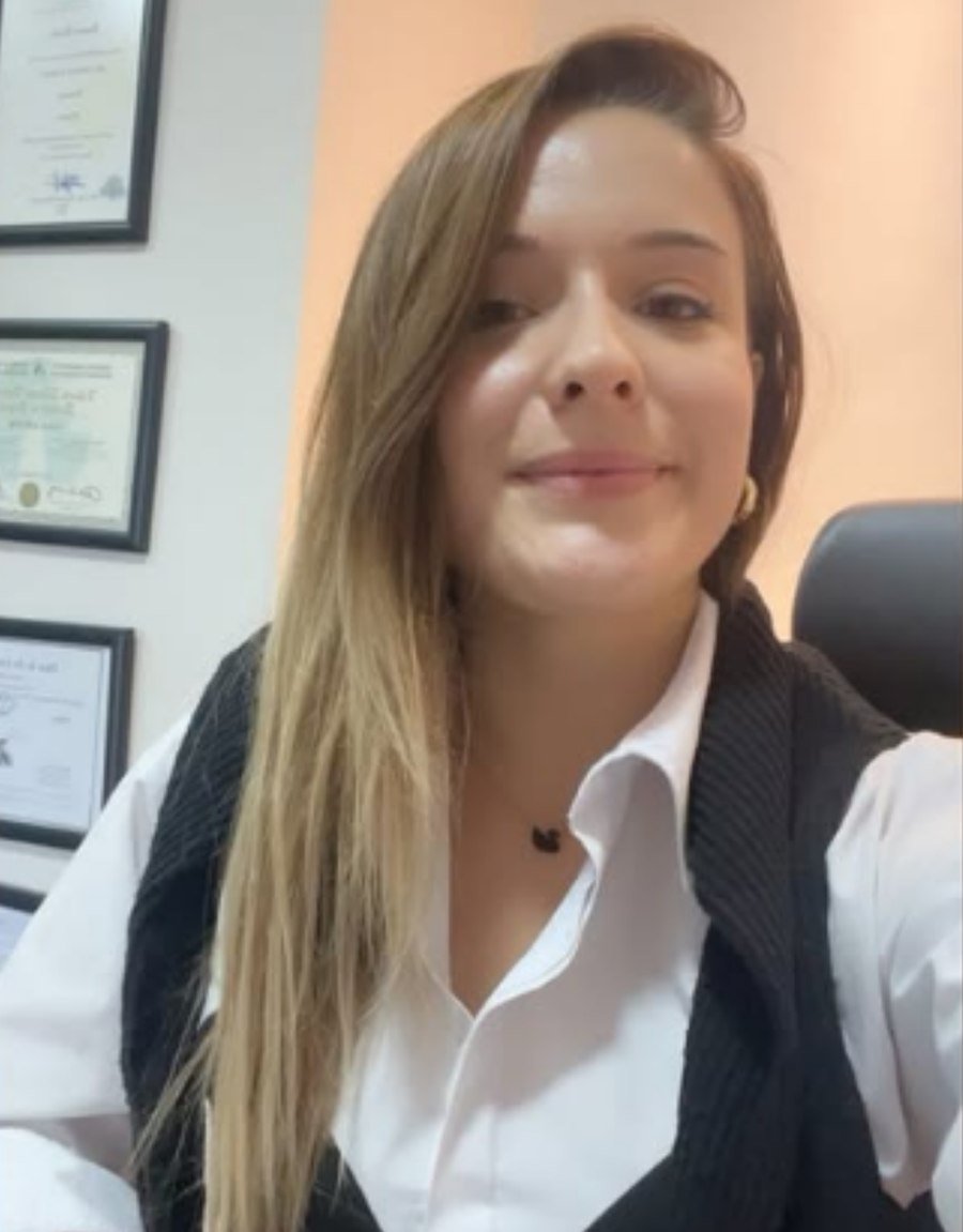 İmren Akbabalı çalışma masasında